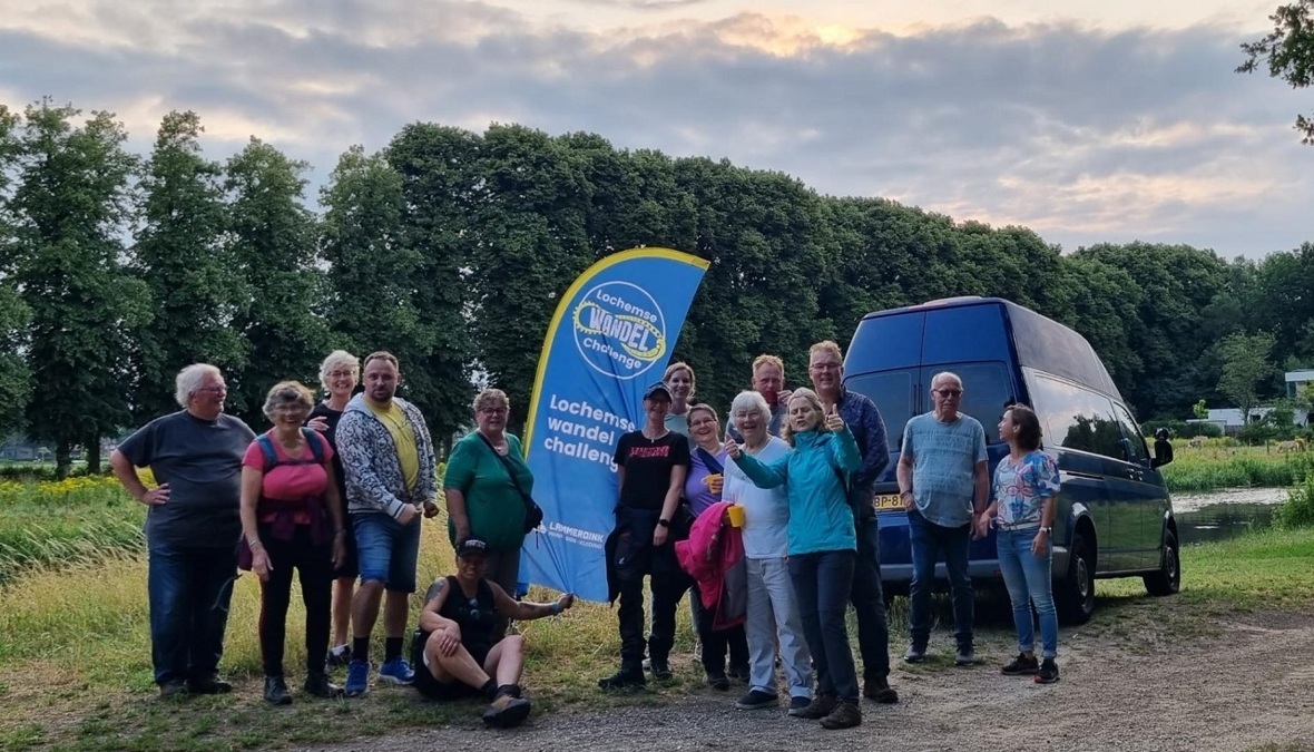 2023-lochemse-wandel-challenge-wandelaars-met-vlag-foto-Lochemse-Wandel-Challenge