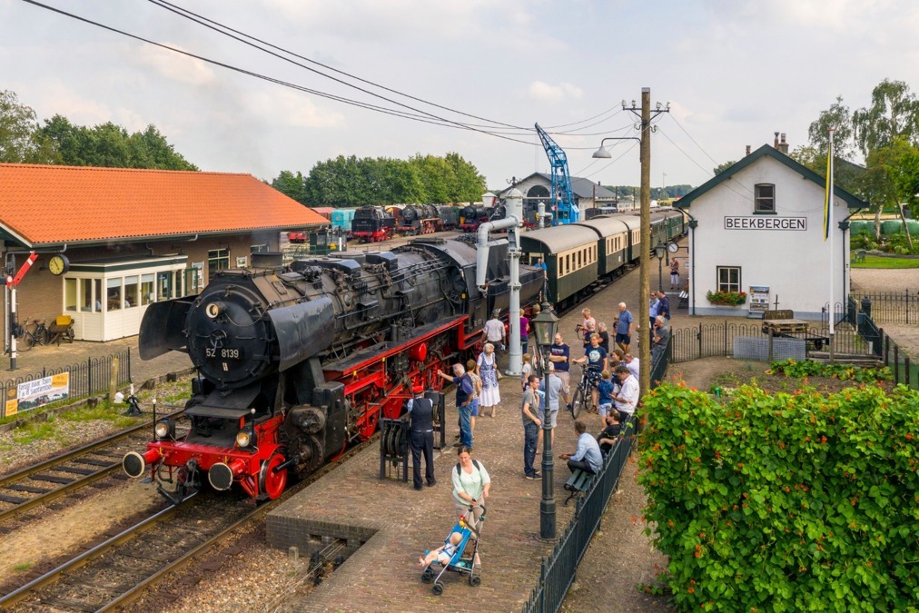 2-vsm-stoomtrein-staat-klaar-voor-vertrek-in-beekbergen.jpg