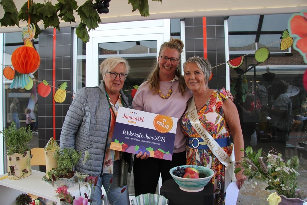 Jamkoningin-Gini-met-winnares-van-de-lekkerste-jam-in-de-smaak-appeltaart