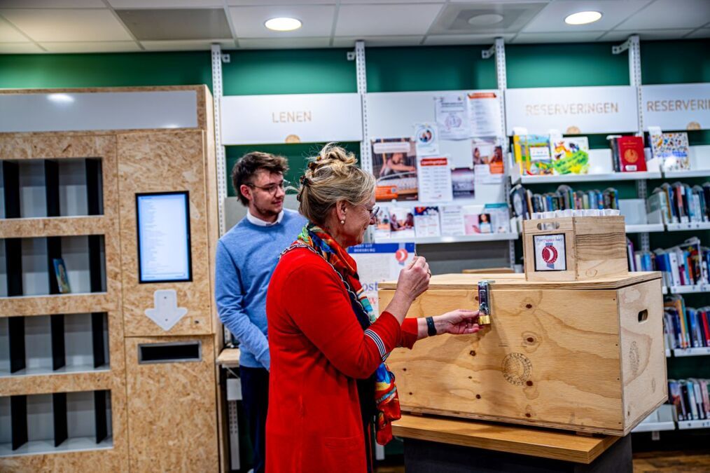 Loco-burgemeester-Birgit-van-Veldhuizen-draaide-met-een-piepklein-sleuteltje-het-hangslot-open-foto-Lindy-Balduk-002