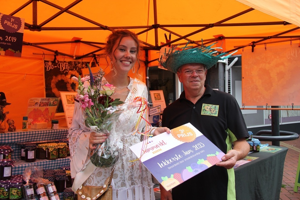 Jamkoningin-Fabien-Derksen-van-2023-met-winnaar-van-de-derde-prijs-lekkerste-jam-2023-1.jpg