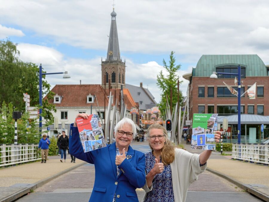 Wilma-Lankhorst-links-en-Saskia-Bruil-rechts-presenteren-enthousiast-de-twee-stadswandelingen-door-Doetinchem-foto-Jeroen-Peters-Hres-002
