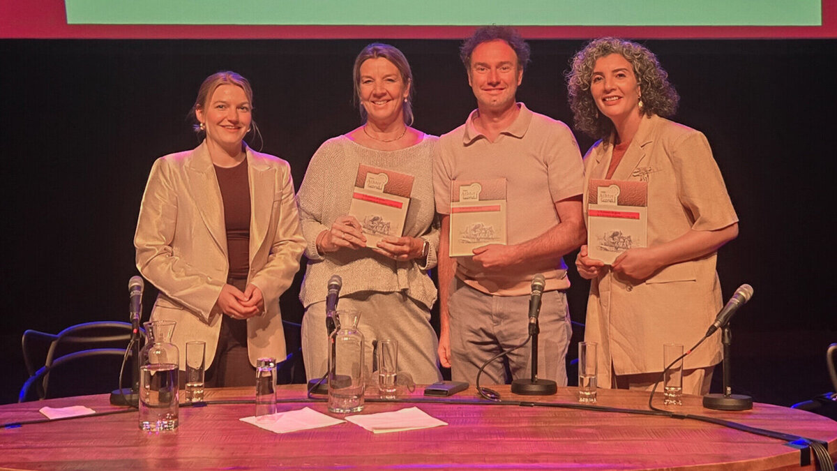 Auteur en onderzoeker Natalya Staring met tafelgasten Daphne Maas, René Arendsen en Nadia Zerouali tijdens de officiële presentatie van ’n Kommen en gaon