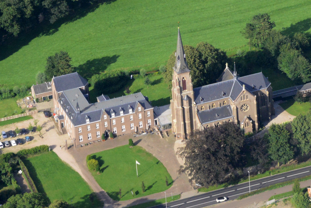 Klooster-en-kerk-kranenburg-heiligenbeeldenmuseum