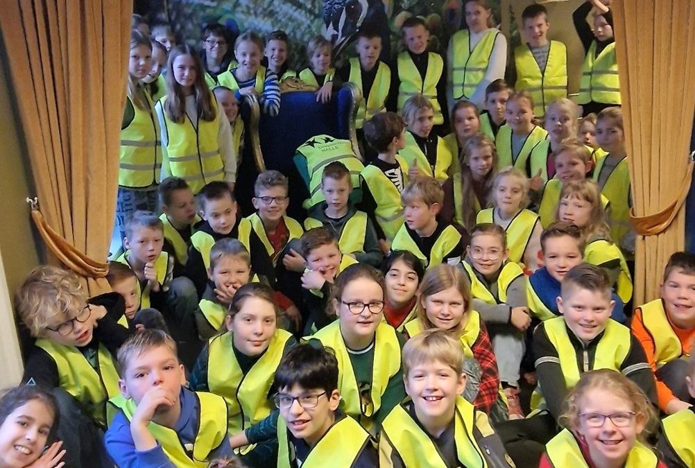20231221_102415-Overhandiging-reflecterende-fietshesjes-aan-Dorpsschool-Halle.jpg