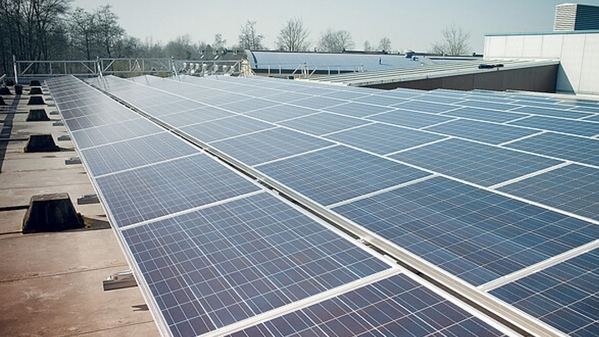 zonnepanelen-op-dak-bedrijfspand-rtv-ideaal