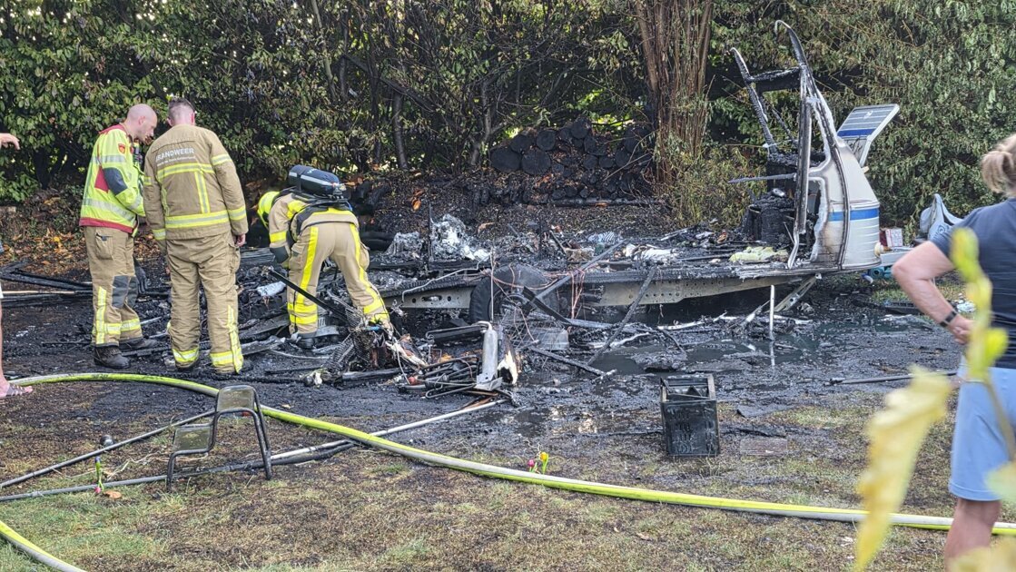 Veel rookontwikkeling door volledig uitgebrande caravan in Zelhem