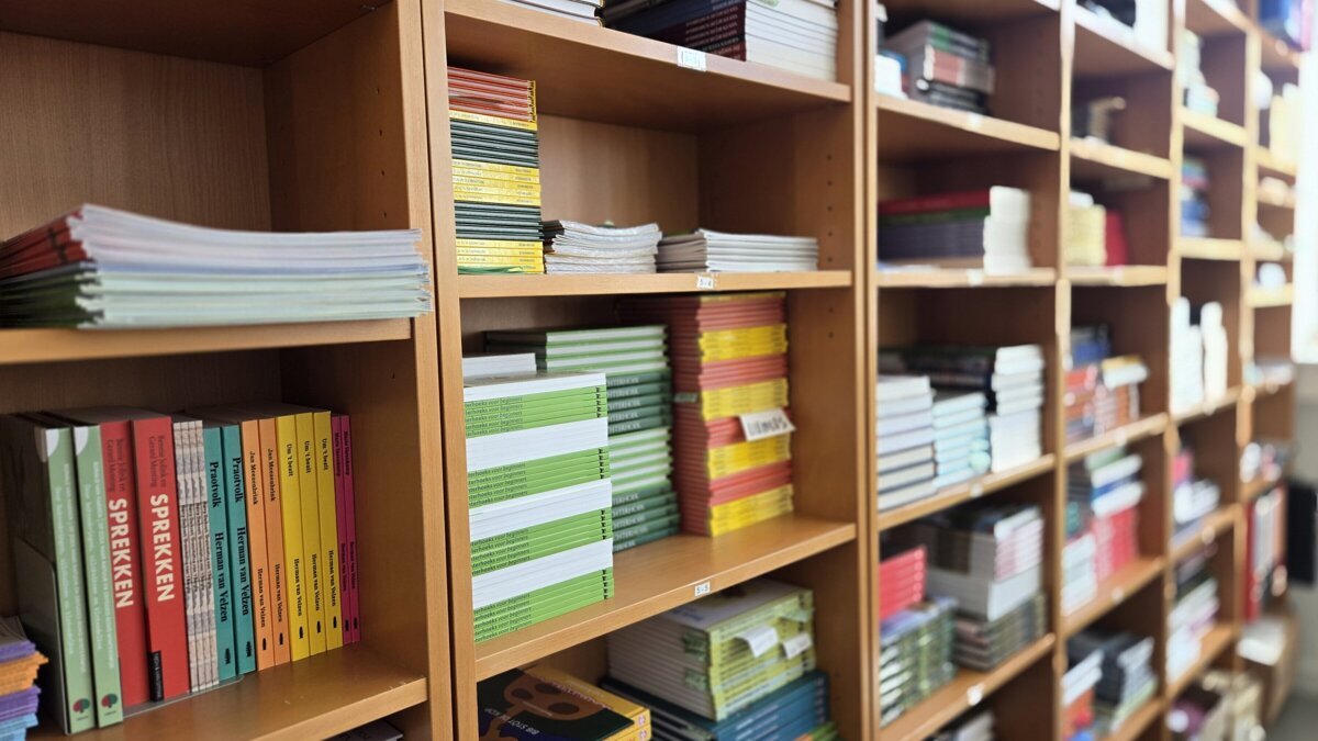 De boekenkast met streekboeken die via Achterhoekseboeken.nl worden verkocht. Bron Collectie ECAL (002).jpg