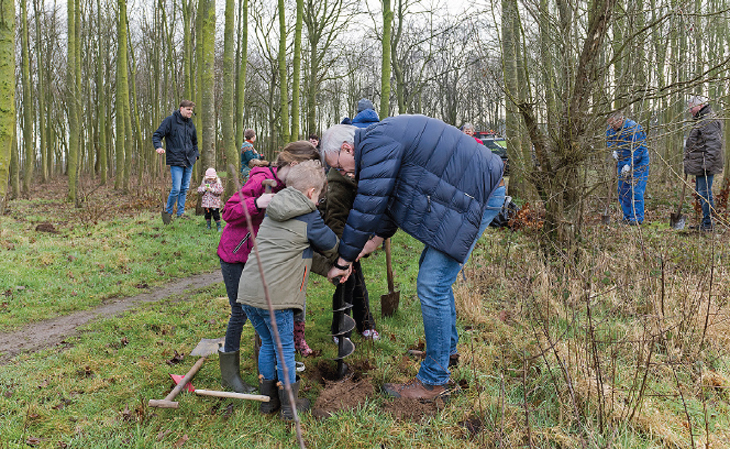 Wethouder-Lex-de-Goede-kwam-een-handje-meehelpen-bij-het-planten-in-Exel-foto-gemeente-lochem