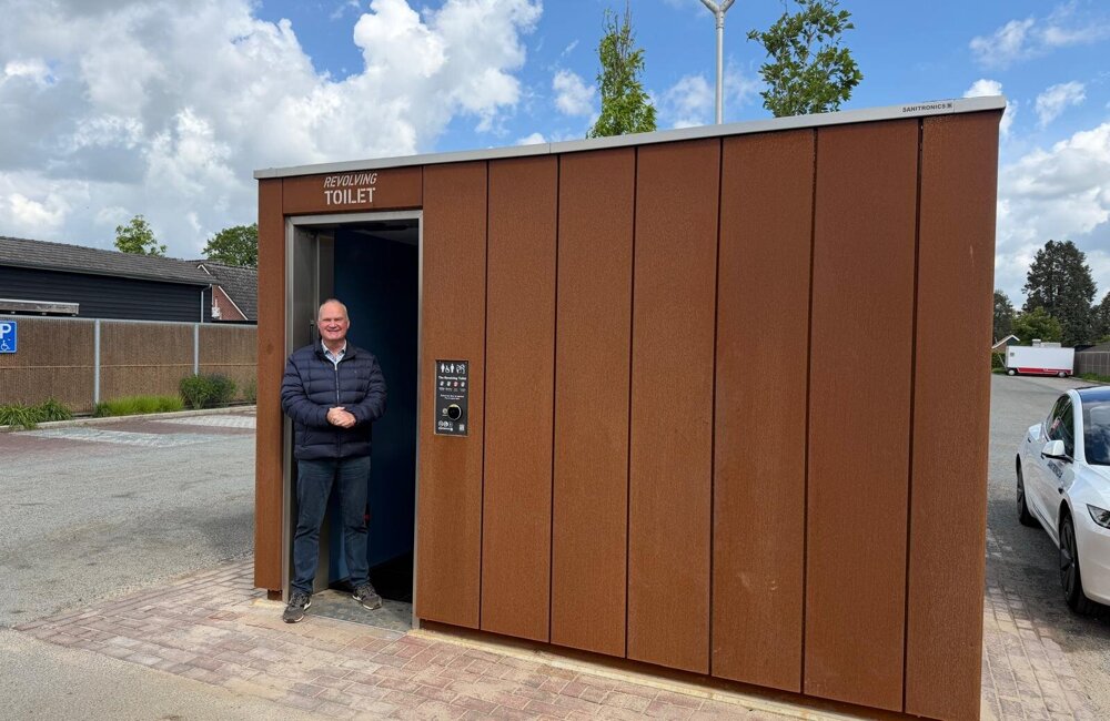 Wethouder Groters bij openbaar toilet Dinxperlo (002).jpeg