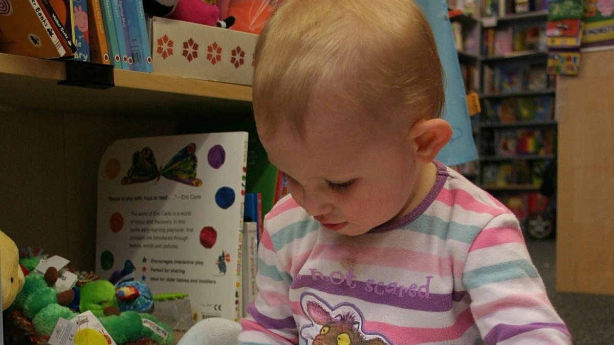 baby-met-boekje-foto-bibliotheek-Lochem