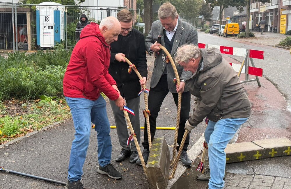 Van links naar rechts Johannes Hoven Stadbaurat Dave Welling Burgemeester Stapelkamp en Freek Diersen (002)