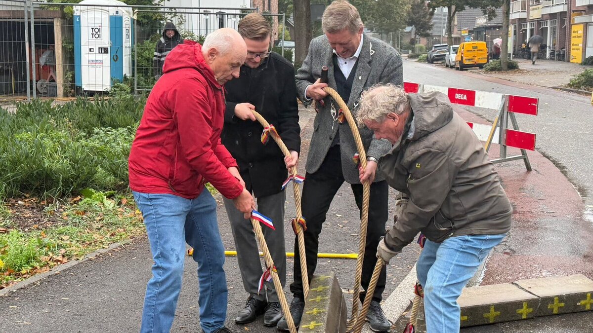Van links naar rechts Johannes Hoven Stadbaurat Dave Welling Burgemeester Stapelkamp en Freek Diersen (002)