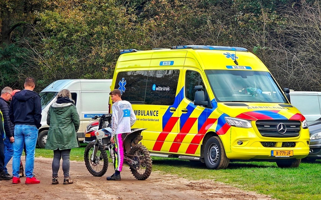 20241102-Motorcrosser-maakt-val-op-motorcrossterrein-in-Hummelo