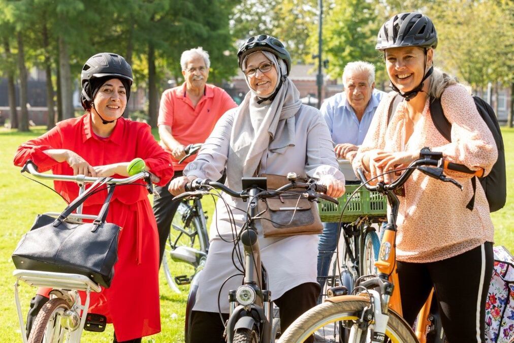 foto-provincie-gelderland-vrouwen-met-fietshelm-doortrappen.jpg