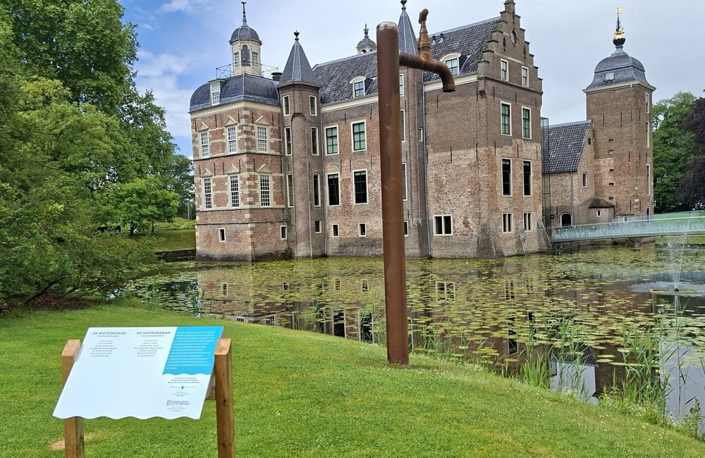 Mirjan Koldeweij met de Waterkraan bij Kasteel Ruurlo