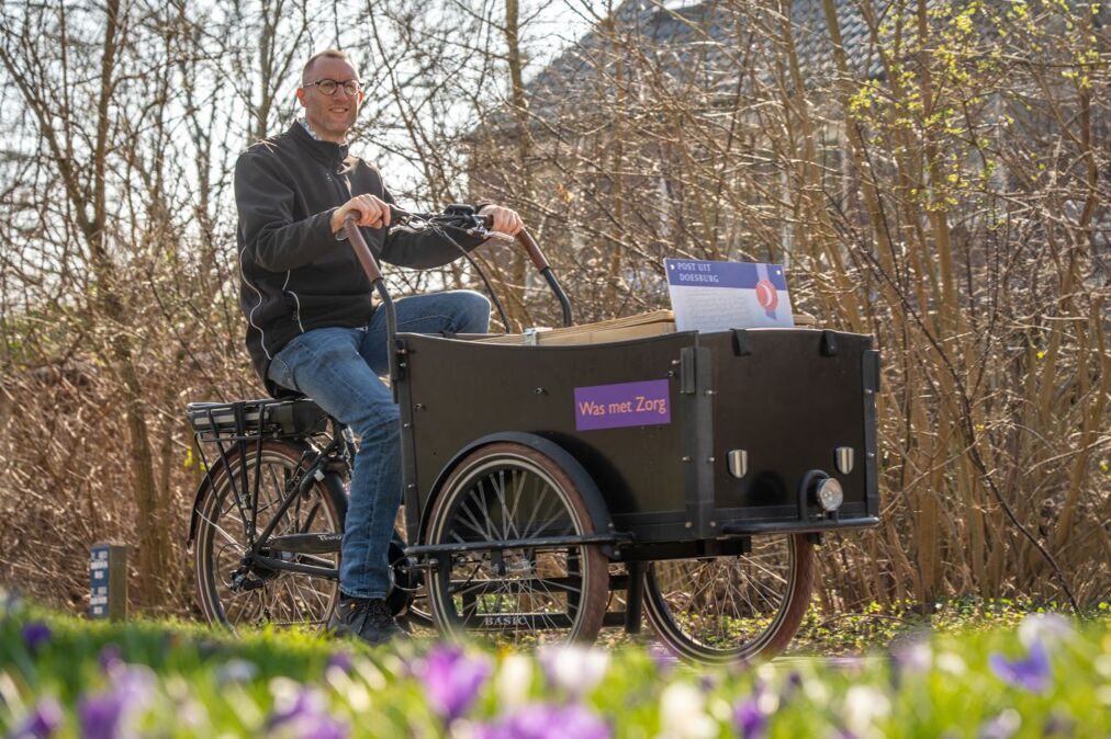Michel-Schrader-op-weg-met-de-brievenkist-foto-Jolanda-van-Velzen-002