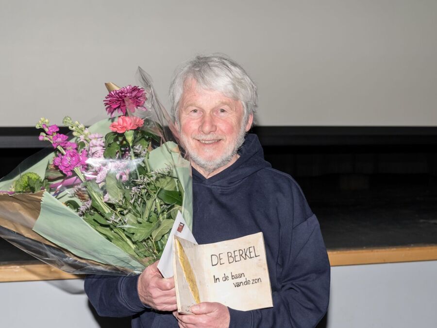 Het-Beste-Boek-beeld-was-voor-Jan-Baggen-en-zijn-boek-De-Berkel-in-de-baan-van-de-zon.-FOTO-JANETTE-VAN-EGTEN-002