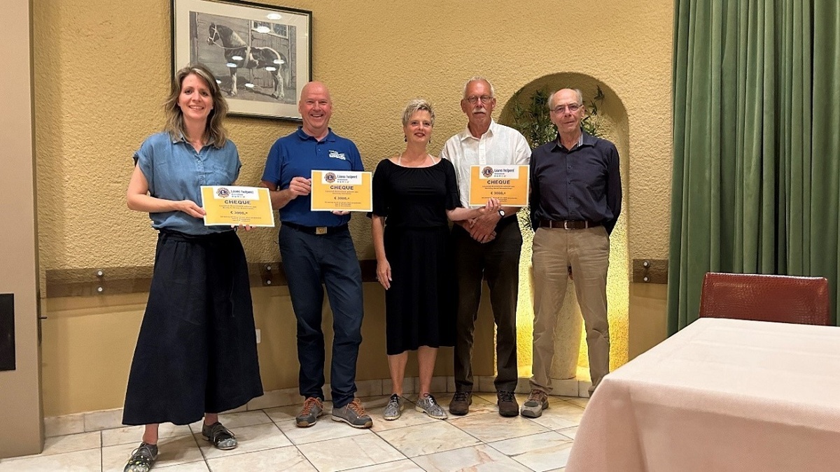 Uitreiking-Lions-Club-Bronckhorst-cheques-aan-goede-doelen-2023