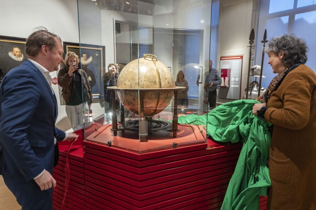 Musea_Zutphen-Onthulling-Langren_Globe-foto-Patrick-van-Gemert-scaled