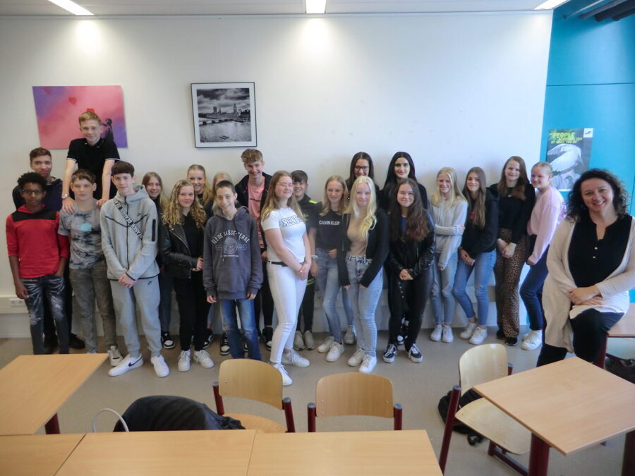 Klas-2MA-met-docente-Adrijana-van-Eek-r-scaled