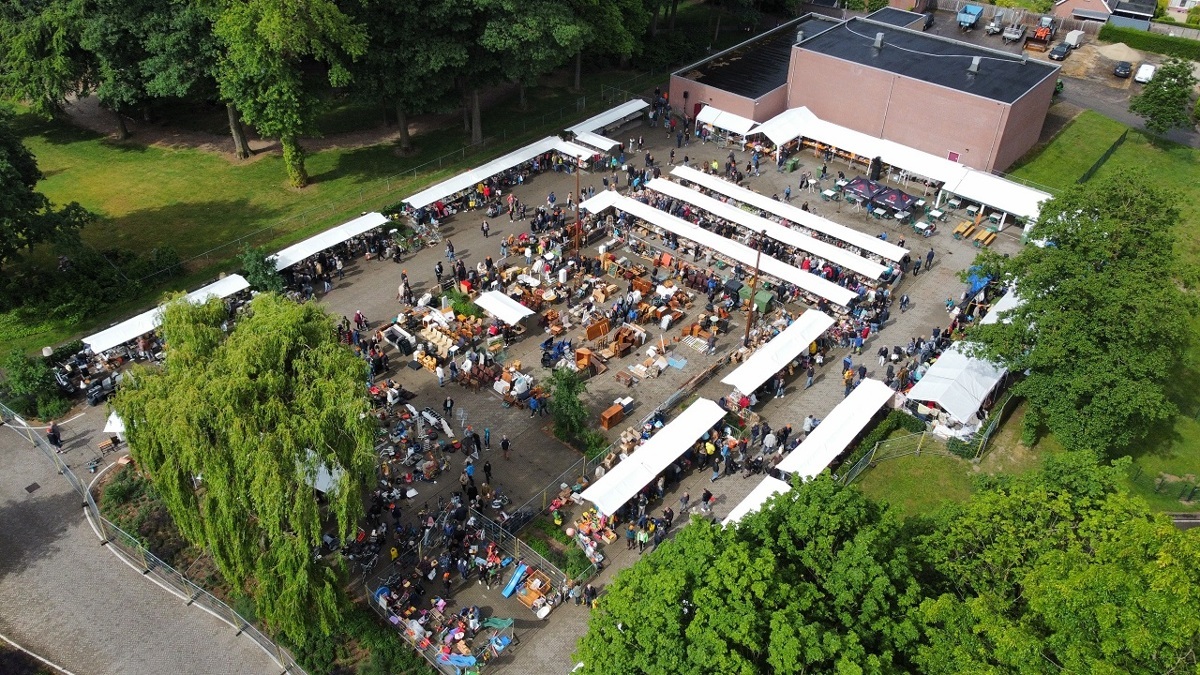 Retro-lekkernijen-en-buitenkansjes-in-Nieuw-Wehl-tijdens-grote-rommelmarkt