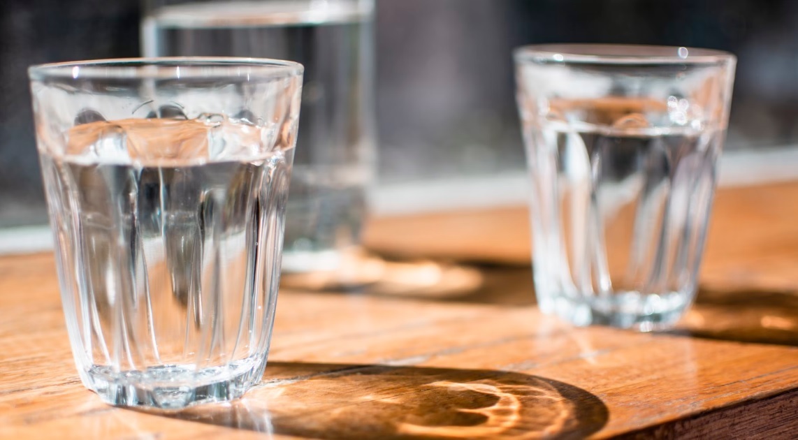 glazen-met-water-op-een-tafel-in-de-zon-rtv-ideaal