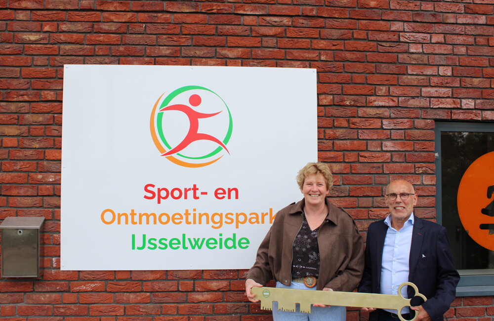 Wethouder Ria Ankersmit en voorzitter van de stichting Sport en Ontmoetingspark Ijsselweide Geert Teunissen (002)