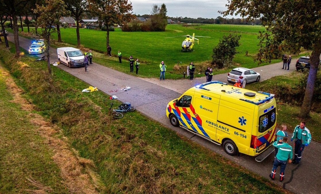 Fietsers-gewond-tijdens-botsing-met-busje-nabij-Heelweg_MG_8934JESPERPEETERS-1191x720