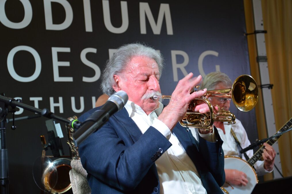 Waardering-voor-Rob-Duis-bij-lustrumeditie-van-Doesburg-Jazz-foto-Angelique-Bosman-SimArt-4-scaled