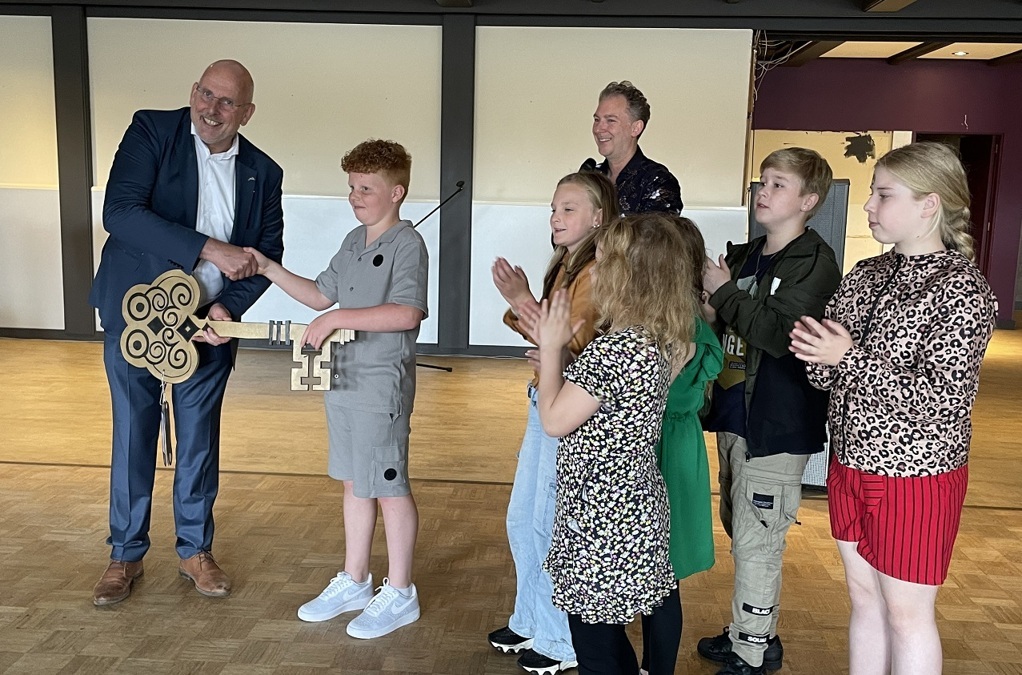 20240531-Sleuteloverdracht-van-Nijhof-Halle-aan-gemeente-en-school046-artikelfoto.jpg