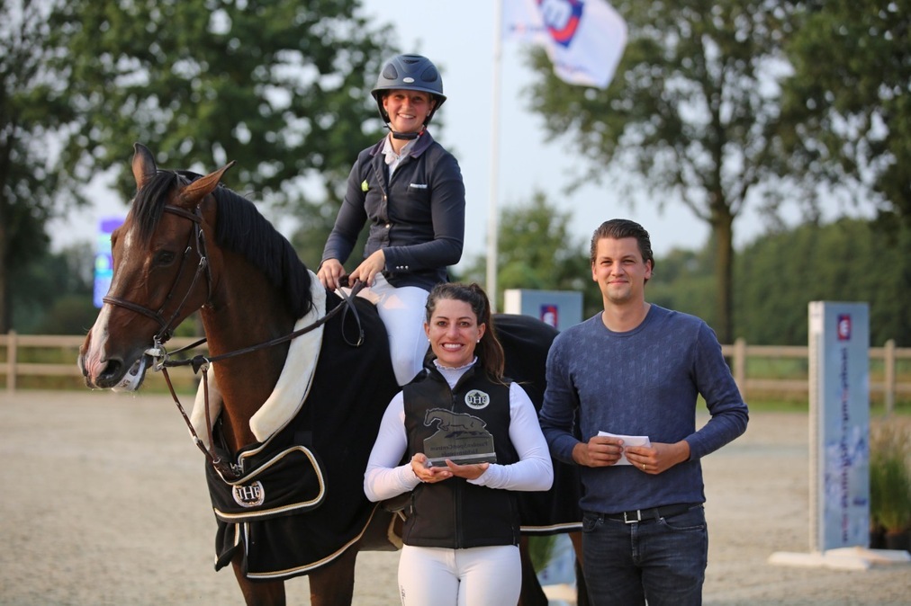 Sanne-Thijssen-winnares-van-teamzilver-op-het-WK-won-vorig-jaar-de-1.40m-Grote-Prijs-hier-met-Karina-en-Stefan-Frederiks.-Foto-Wendy-Scholten