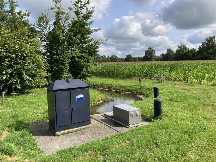 waterschap-Vechtstromen-kastje-bij-pompinstallatie.jpg