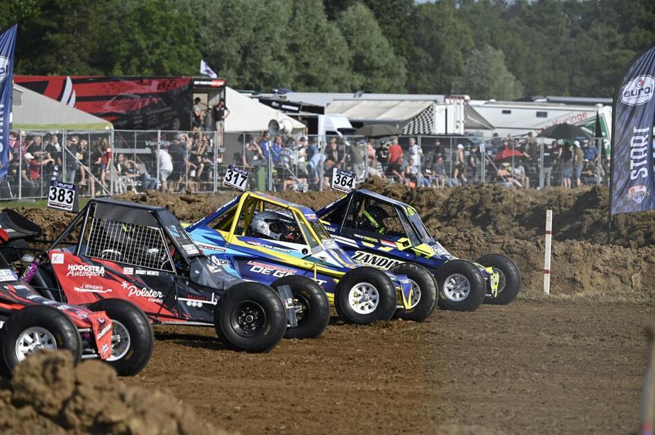 Autocross trekt duizenden naar stoffige Kanaaldijk in Lochem