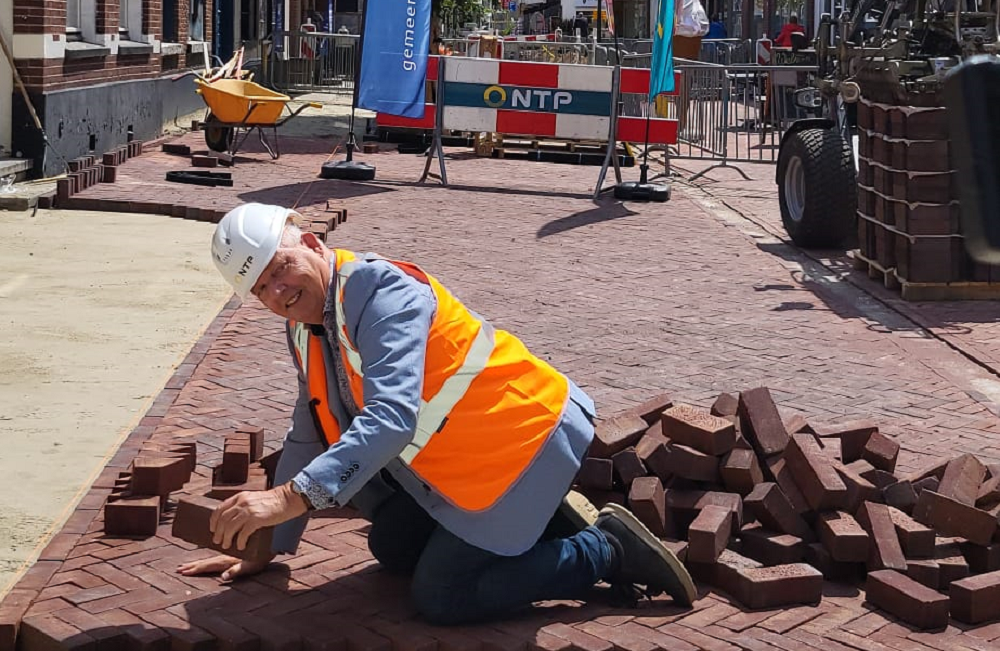Herinrichting-Oudestraat-Neede-in-volle-gang-wethouder-Van-der-Noordt-legt-eerste-steen-foto-gemeente-berkelland