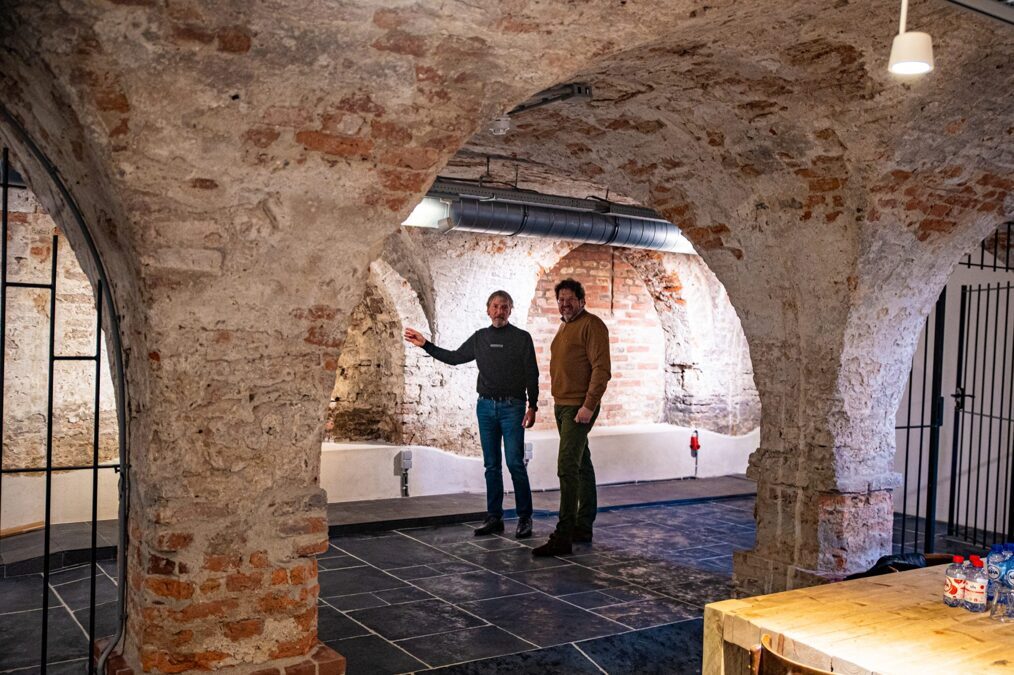 Arthur-Balduk-geeft-uitleg-aan-wethouder-cultuur-Hillenaar-foto-PR-Doesburg-Vertelt-scaled