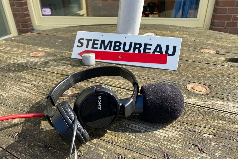 rtv-ideaal-microfoon-koptelefoon-stembureau-bordje-verkiezingen