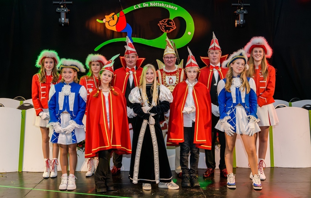 met-zwart-doek-2024-11-17-Jeugdpronkzitting-CV-de-Nottekraker-Groepsfoto-HR