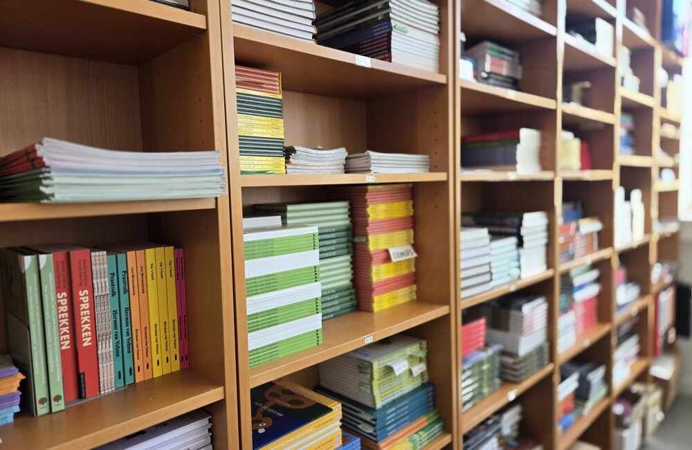 De boekenkast met streekboeken die via Achterhoekseboeken.nl worden verkocht. Bron Collectie ECAL (002).jpg