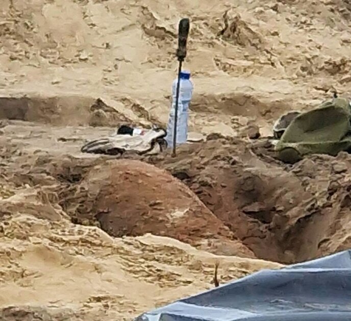 Archeologen stuiten op Engelse vliegtuigbom bij Witte Paard in Zelhem