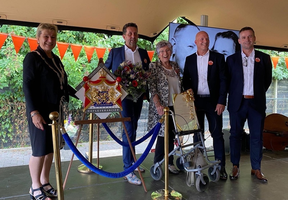 Coffee-Fresh-uit-Drempt-krijgt-predicaat-Hofleverancier-uit-handen-van-burgemeester-Marja-van-der-Tas
