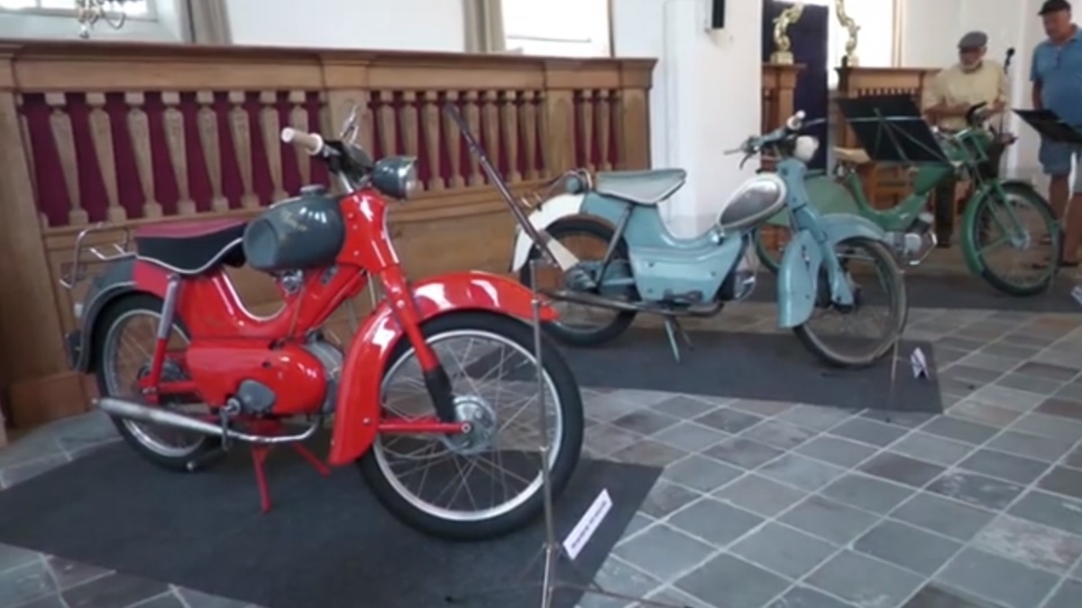 20220814-brommers-kieken-in-de-karke