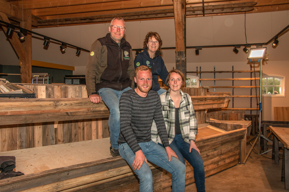 familie-Horstink-tijdens-verbouwing-van-de-winkel-foto-Liesbeth-Spaansen