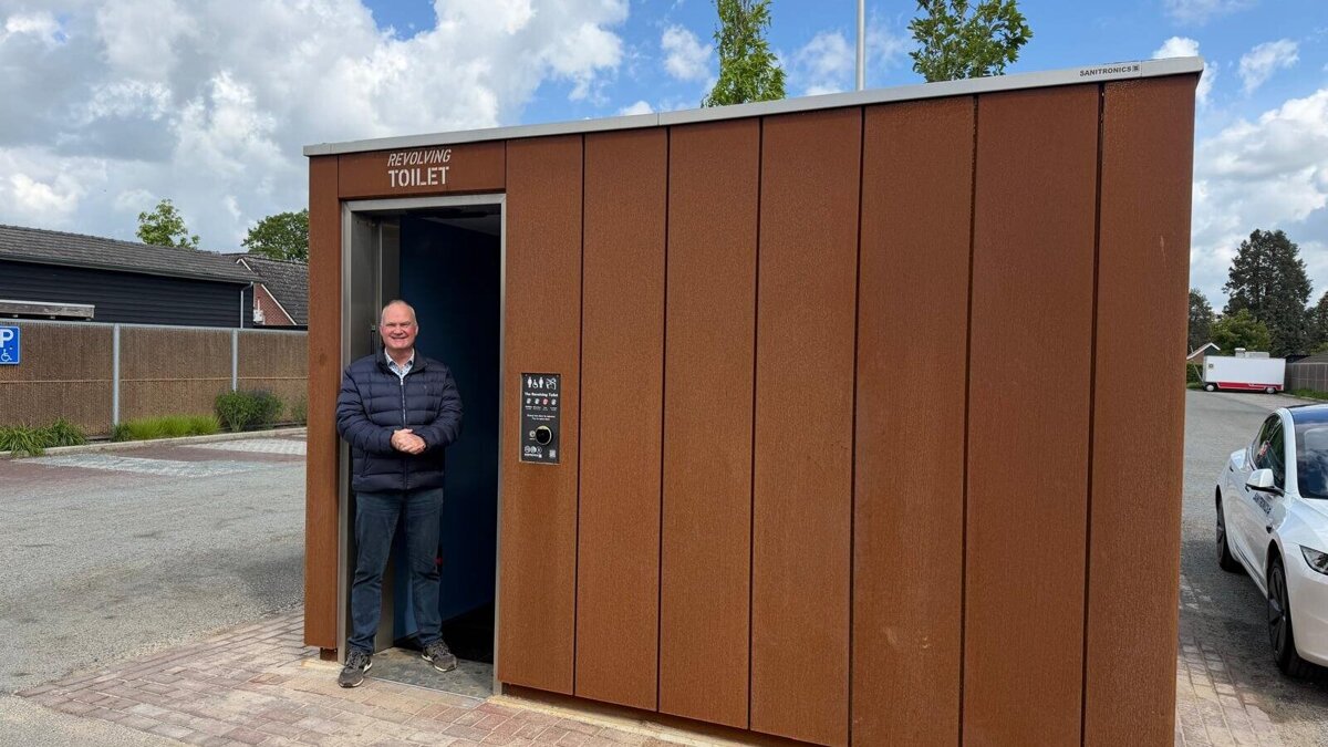 Wethouder Groters bij openbaar toilet Dinxperlo (002).jpeg