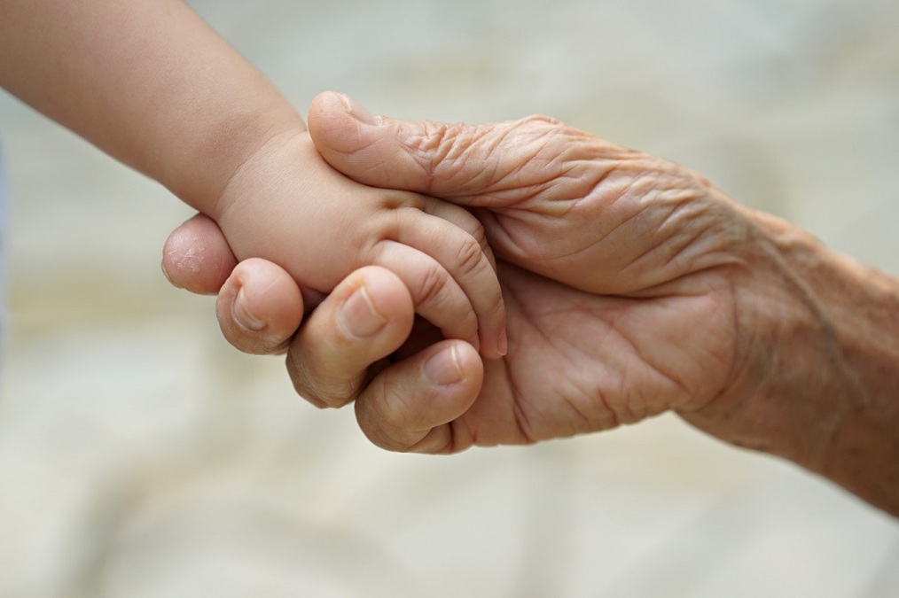 foto-gemeente-bronckhorst-hand-baby-oma-ouder-ouderen