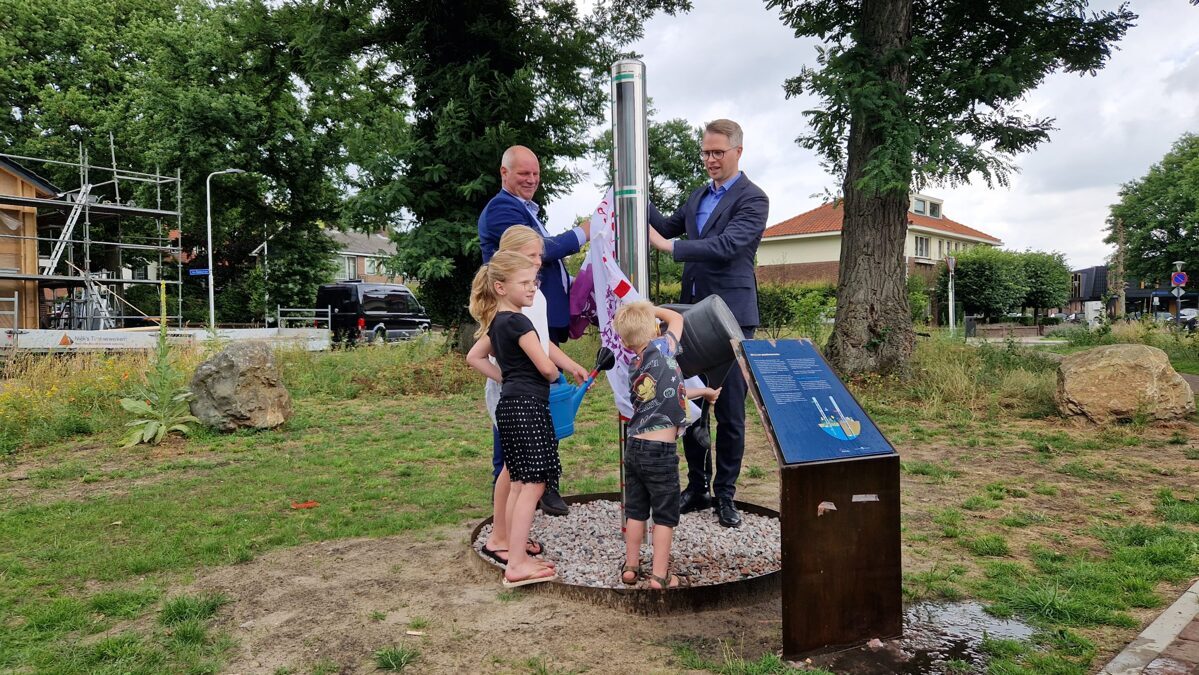 Foto-onthulling-waterpeilbuis-Remisepark-Lichtenvoorde-gemeente-Oost-Gelre-13-07-2023-scaled