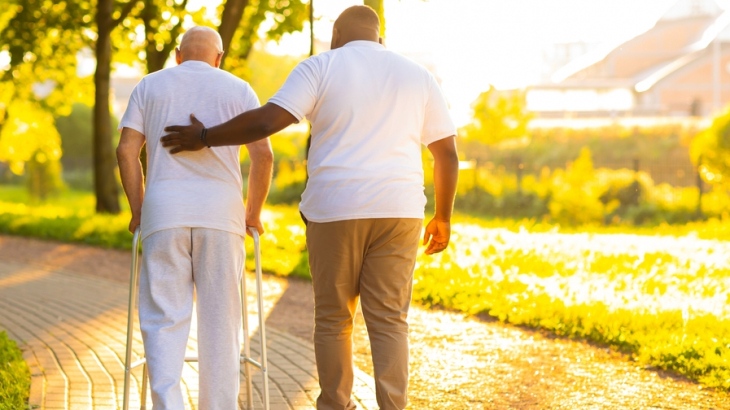 rtv-ideaal-mantelzorger-met-client-wandelen-door-natuur-overpad