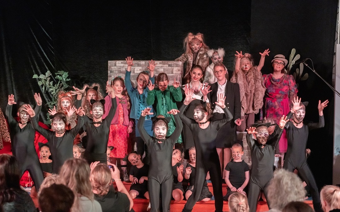 20241116-Theatervoorstelling-Minoes-hele-groep.jpg