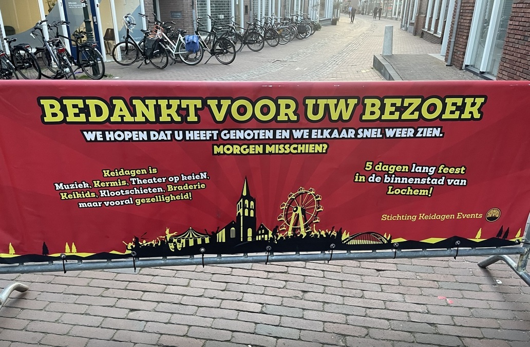 20240510-bord-keidagen-bij-uitgang-feestterein