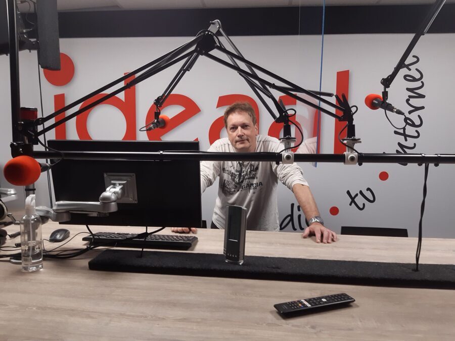 rob-de-brouwer-in-studio-radio-ideaal-zelhem-foto-rtv-ideaal-scaled